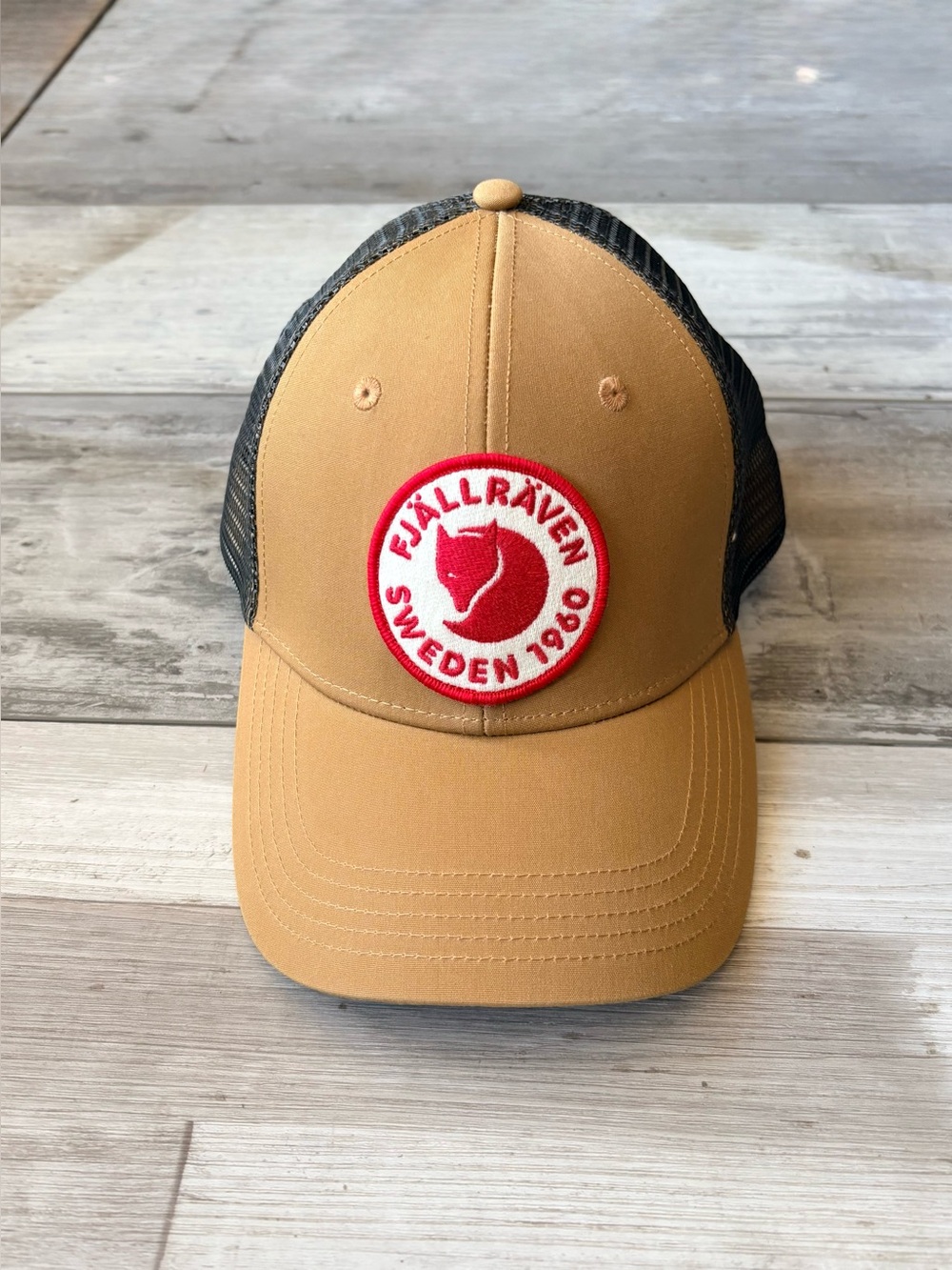 FJALLRAVEN 1961 Logo Langtradarkeps Mesh Trucker Hat Cap S/M